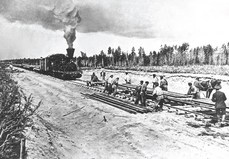 Строительство железнодорожной магистрали началось одновременно как со стороны европейской части России, так и от Владивостока. Дорогу прокладывали по малозаселенной местности, в непроходимой тайге. Рабочим приходилось пересекать многочисленные сибирские реки, озера и болотистую местность