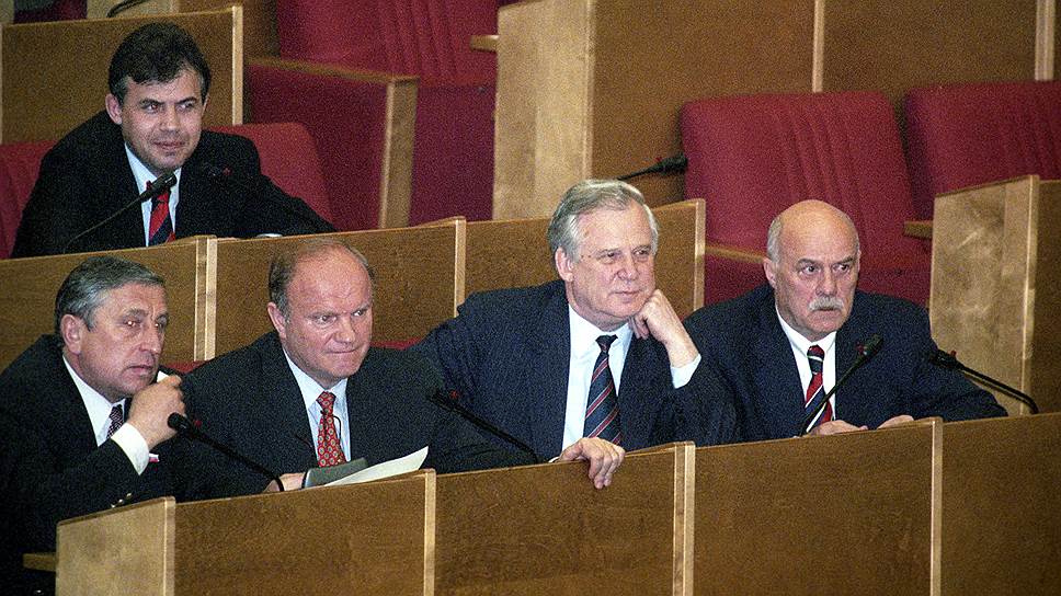 Станислав Говорухин (справа): «Я четыре года назад поддержал Зюганова, когда речь шла о том, Зюганов или Ельцин. Я представлял, что будет со страной, если будет руководить ею Ельцин. И я сделал свой выбор тогда, о чем не жалею. Оно так и получилось. Ельцин не мог руководить страной. Я тогда выбирал из двух зол. Но я наблюдал за эволюцией этой фракции, я видел, как они освобождались от достойнейших людей&lt;…> И вот сегодня я уж точно Вам скажу: в таком финале за Зюганова я бы не пошел голосовать. О Путине я бы еще подумал, хотя мне кажется, что это тоже гибельный вариант для России» (22 февраля 2000 года в эфире радиостанции «Эхо Москвы»)