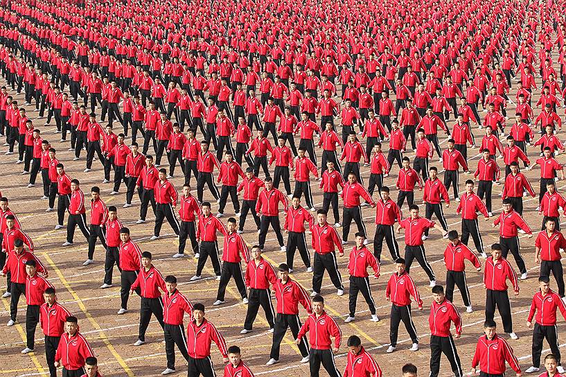 Ученики различных школ боевых искусств в городе Дэнфэн, провинция Хэнань