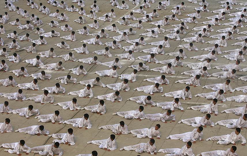 Тренировка учеников шаолиньской школы боевых искусств Тагу на окраинах Пекина
