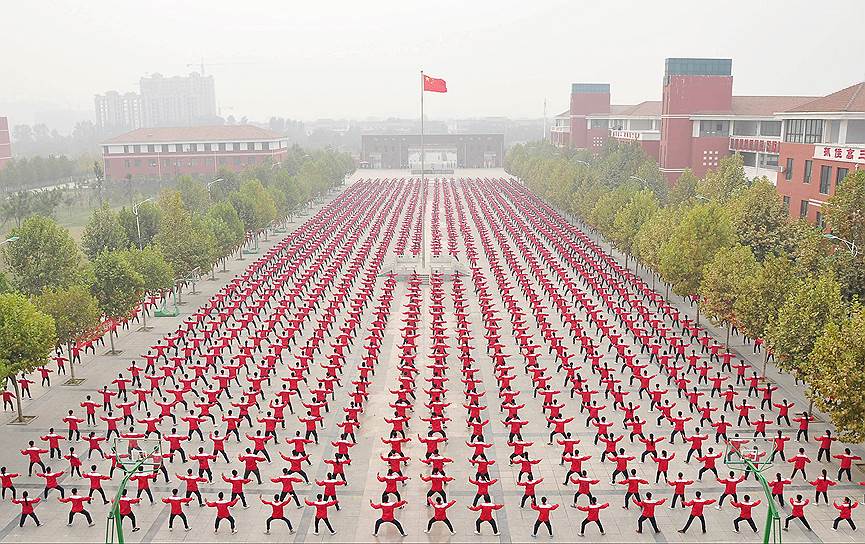 Массовая тренировка по тайцзи в городе Цзяоцзо, в которой приняли участие более 50 тыс. человек