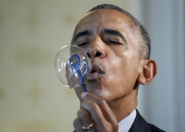 Вашингтон, США. Президент США Барак Обама надувает мыльный пузырь во время детской научной ярмарки в Белом доме