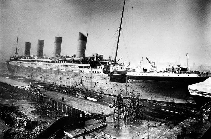 В 1898 году, за 14 лет до крушения «Титаника», Морган Роберсон написал роман «Тщетность», действие которого происходит на борту самого большого в мире пассажирского корабля, холодной апрельской ночью  столкнувшегося с айсбергом в Атлантическом океане. Вымышленный корабль «Титан» и настоящий лайнер «Титаник» были похожи не только размерами и обстоятельствами гибели, но и оба считались «непотопляемыми»