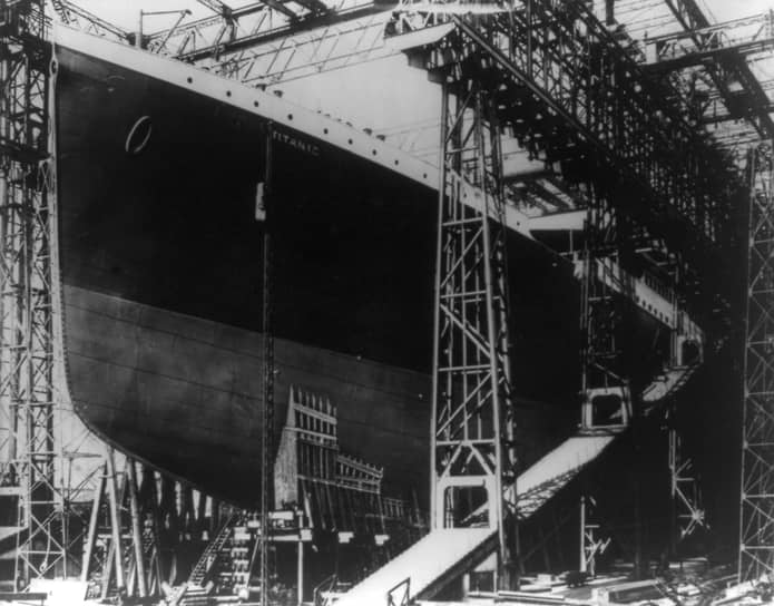14 тыс. рабочих участвовали в строительстве «Титаника», проводя на верфи около 50 часов в неделю и получая за свой труд два фунта еженедельно (около 170 фунтов в нынешних ценах). Для одного только строительства корпуса было изготовлено вручную более 3 млн заклепок. Размеры суперкорабля в то время поражали: его длина составляла 269,1 метра, ширина — 28 метров, высота — 53,3 метра, что сопоставимо с размерами Тауэрского моста в Лондоне