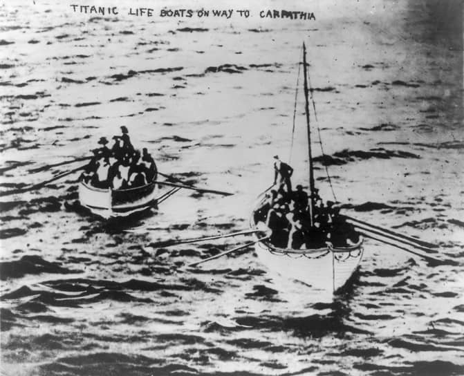 Согласно одной из легенд, раз в шесть лет радисты кораблей ловят сигнал SOS, подаваемый c «Титаника». Странную закономерность обнаружил в архивах коллег экипаж линкора «Теодор Рузвельт» в 1972 году, получивший подобный сигнал. Последний раз сигнал был зафиксирован в 1996 году