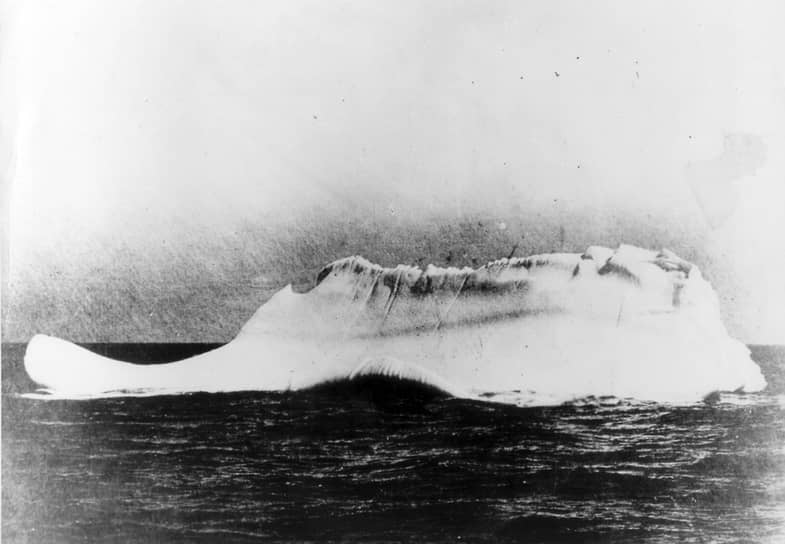 Ученым удалось установить, что 24 июня 1910 года айсберг, ставший причиной гибели «Титаника», откололся от ледника в районе Гренландии в 12 часов 45 минут. Глыба была высотой в 105 метров и весом в 420 тыс. тонн (вес самого «Титаника» составлял 66 тыс. тонн). Спустя 90 лет после гибели лайнера удалось найти фотографию злополучного айсберга, которая была продана на аукционе за &amp;#163;21 тыс. в 2015 году в Великобритании