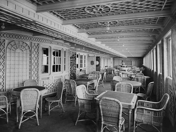 На борту «Титаника» находилось четыре ресторана, две парикмахерских, три галереи, две библиотеки, полностью оборудованные гимнастический зал и фотолаборатория, площадка для игры в сквош, а также плавательный бассейн, услугами которого, впрочем, могли воспользоваться только пассажиры первого класса