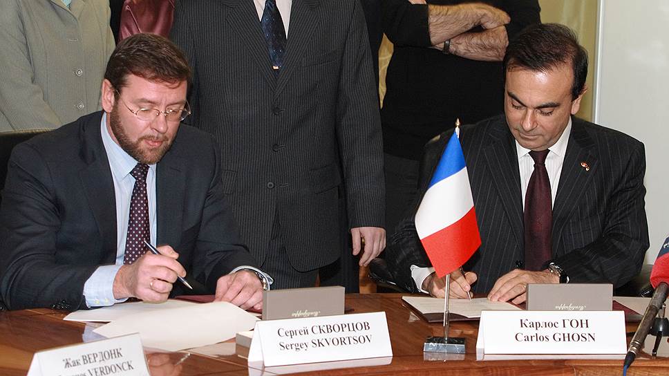 Заместитель главы «Ростеха» Сергей Скворцов (слева) и бывший глава альянса Renault-Nissan Карлос Гон (справа)