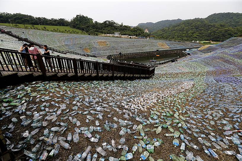 Цзилун, Тайвань. Картина Ван Гога «Звездная ночь», воссозданная из 4 миллионов пластиковых бутылок на 53 гектарах земли