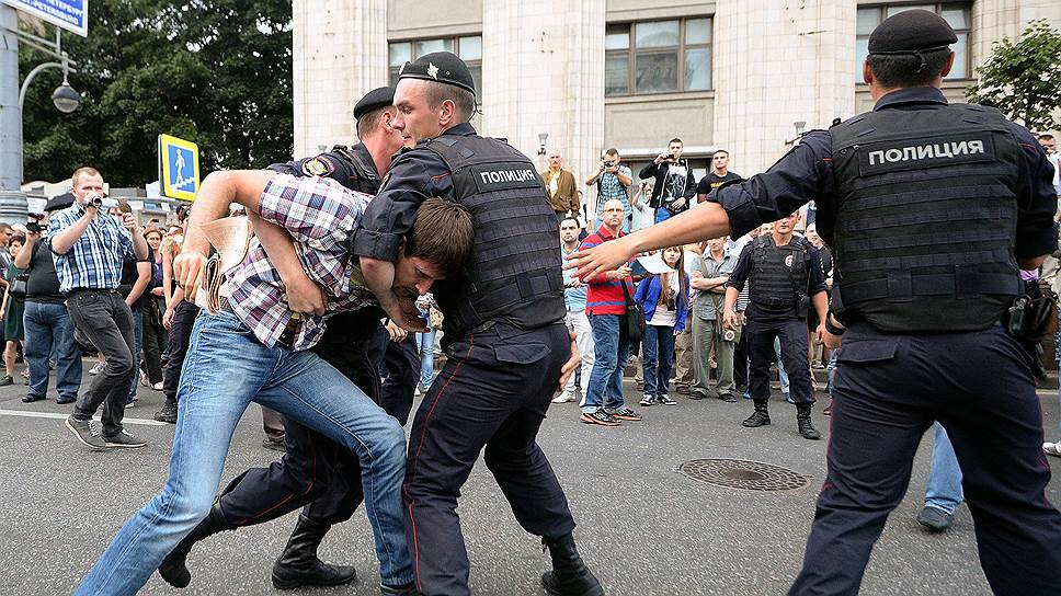 Экспертиза МВД сочла, что на сходе за Алексея Навального в 2013 году на полицейского нападал не тот, кого обвиняют