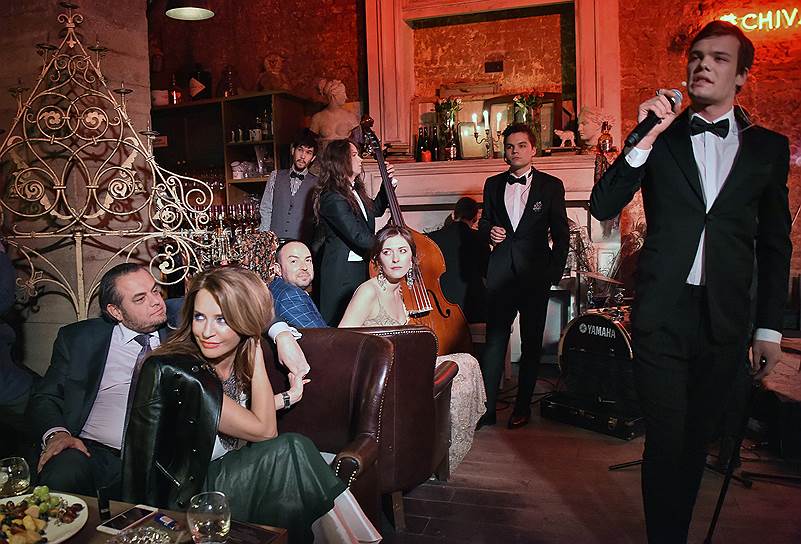 Гендиректор ВМК Олег Шелягов (слева) с супругой Викторией и участники группировки POST/A/NOVA на вечеринке #Chivasclub в баре &quot;Квартира&quot;.