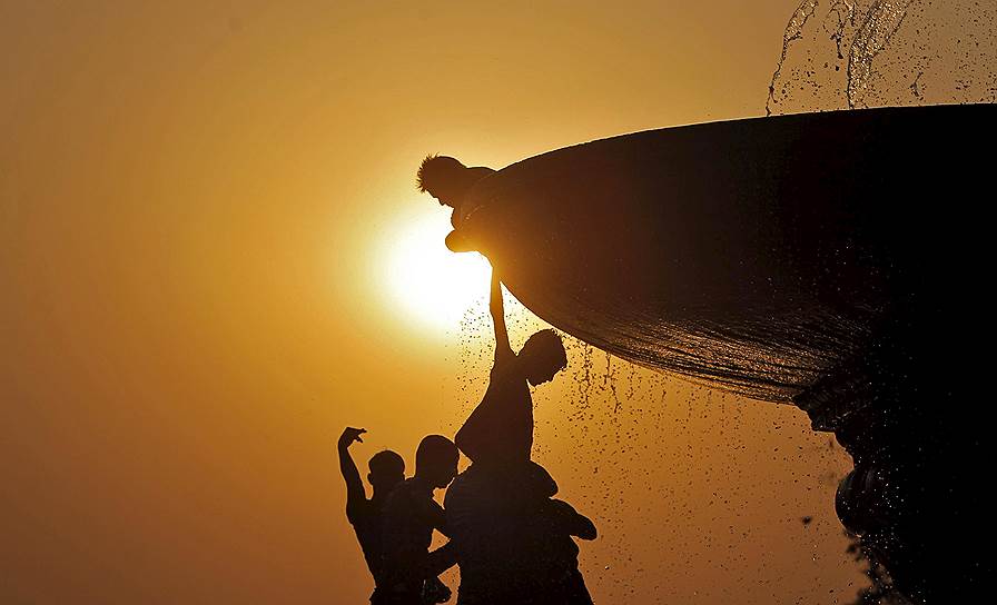 Нью-Дели, Индия. Дети, играющие в фонтане