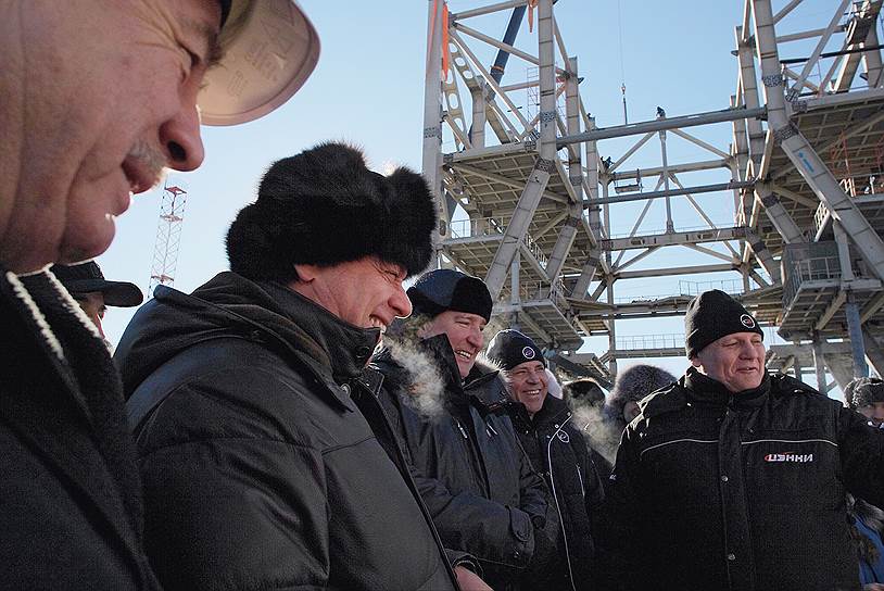 В том же месяце президент создал комиссию по вопросам строительства космодрома Восточный во главе с вице-премьером Дмитрием Рогозиным, который занялся регулярными инспекциями стройки 