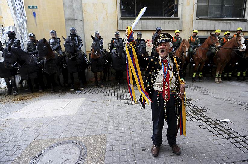 Мужчина выкрикивает лозунги во время акций протеста в День труда в Боготе, Колумбия 