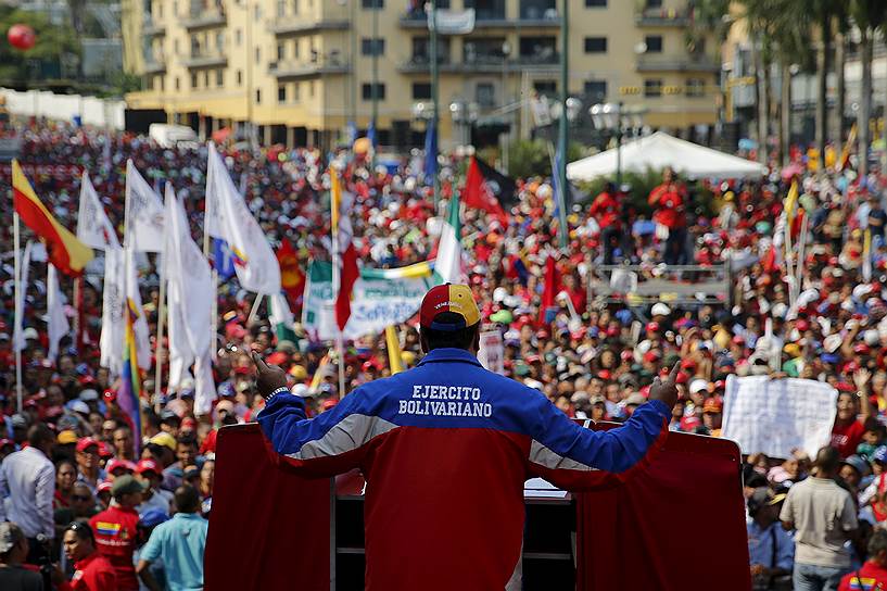 Президент Венесуэлы Николас Мадуро говорит с толпой во время митинга в честь Дня труда в Каракасе, Венесуэла