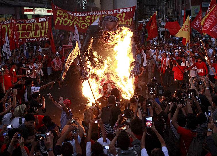 Рабочие сожгли чучело президента Филиппин Бениньо Акино во время акции в день труда 1 мая в Маниле, Филиппины