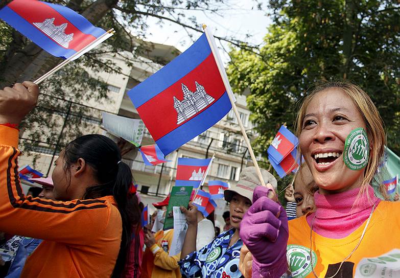 Рабочие в Камбодже выступают в День труда 1 мая за повышение заработной платы 