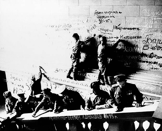Участник Берлинской битвы Василий Устюгов: «Когда нас из Рейхстага чуть не выбили, мы задержались на последних метрах, там внутри. Его подожгли: левая часть горела. У нас 12 раненых сгорело и задохнулось там. Обстановка была критическая»
