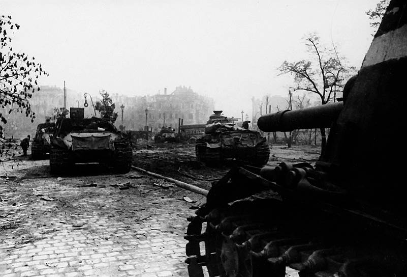 Берлинская операция началась рано утром 16 апреля 1945 года. Предполагалось, что 1-й Белорусский фронт Жукова сможет в первый же день взломать главную полосу обороны противника, однако этого не произошло. На другом направлении оборона немцев оказалась значительно слабее, поэтому войска под руководством Конева наступали быстрее