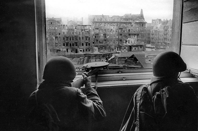 22 апреля в Берлин вошли и армии маршала Жукова. Начались затяжные уличные бои, для которых специально формировались штурмовые отряды из бойцов разных частей
