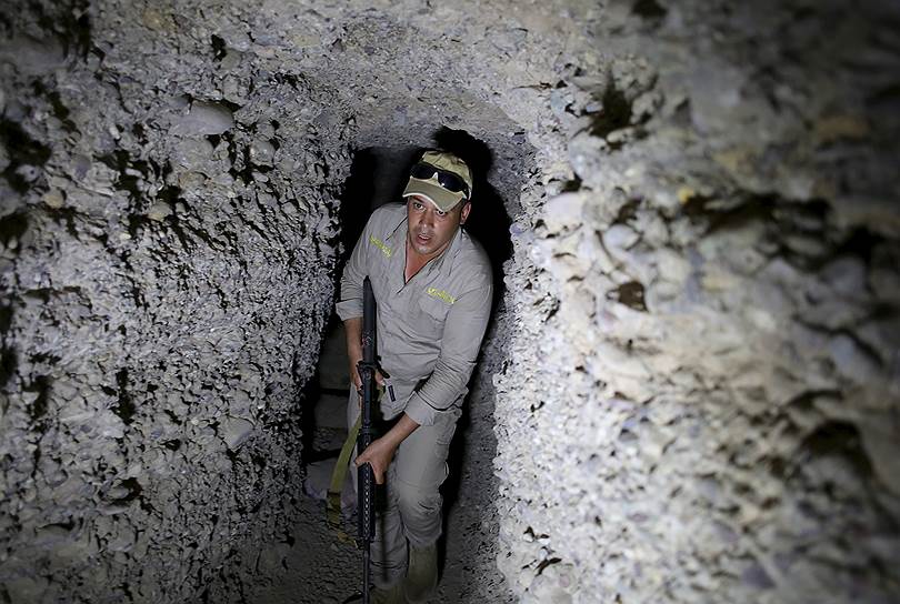 Хар Бардун, Ирак. Иракский солдат в подземном тоннеле, построенном боевиками «Исламского государства»