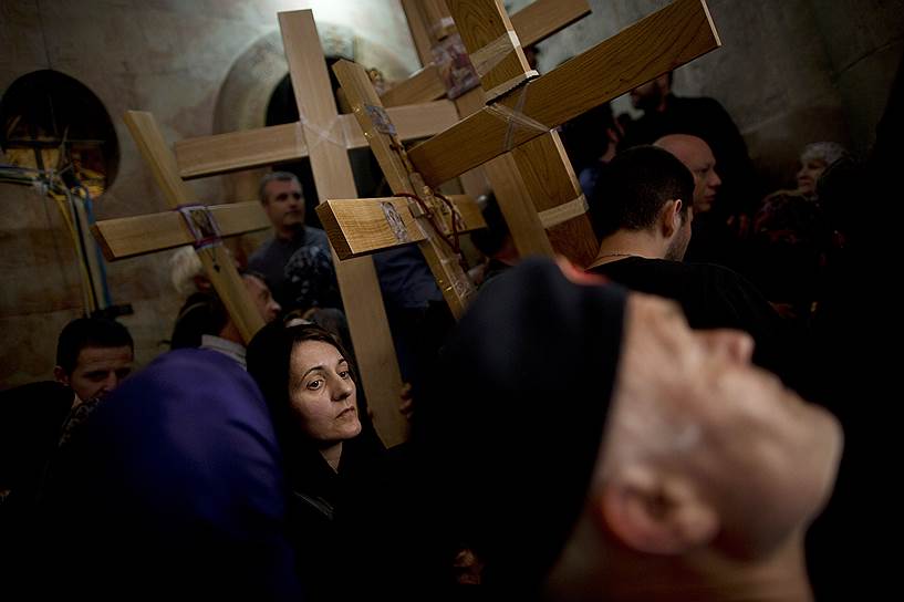 Иерусалим, Израиль. Процессия православных христиан, несущих кресты к Храму Гроба Господня в Страстную пятницу