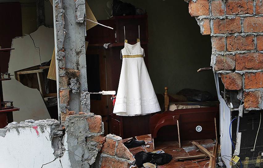 Педерналес, Эквадор. 16 апреля в Эквадоре произошло самое мощное за последние 40 лет землетрясение магнитудой 7.8. Число погибших превысило 650 человек. По всей стране разрушены дома, здания, больницы и школы. В одном из разрушенных домов уцелело белое платье