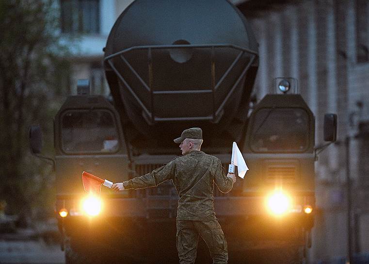 Москва, Россия. Колонна военной техники в ходе репетиции парада Победы