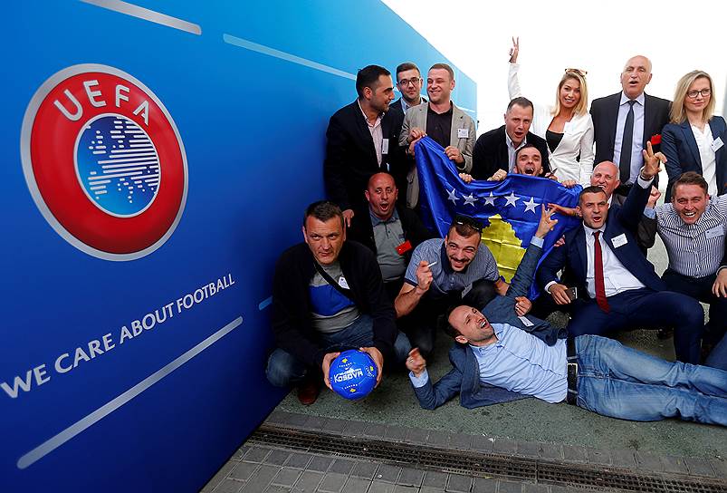 Члены Федерации футбола Косово празднуют принятие страны в UEFA