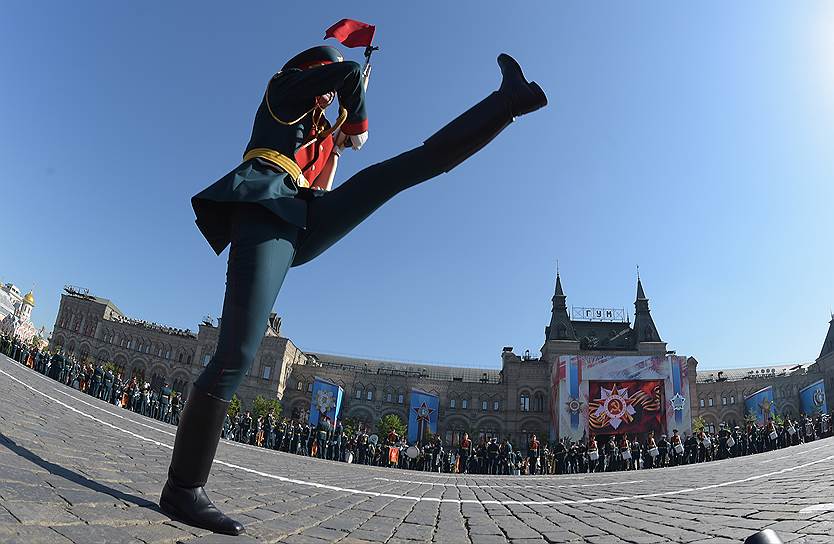 Знаменная группа парадного расчета во время военного парада на Красной площади