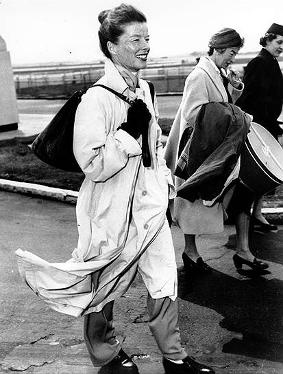 «Враги — отличное стимулирующее средство»&lt;br>
Однажды Кэтрин Хепберн чуть не погибла под винтом самолета, когда торопилась убежать от журналистов в аэропорту
&lt;br>На фото: актриса в аэропорту Лондона