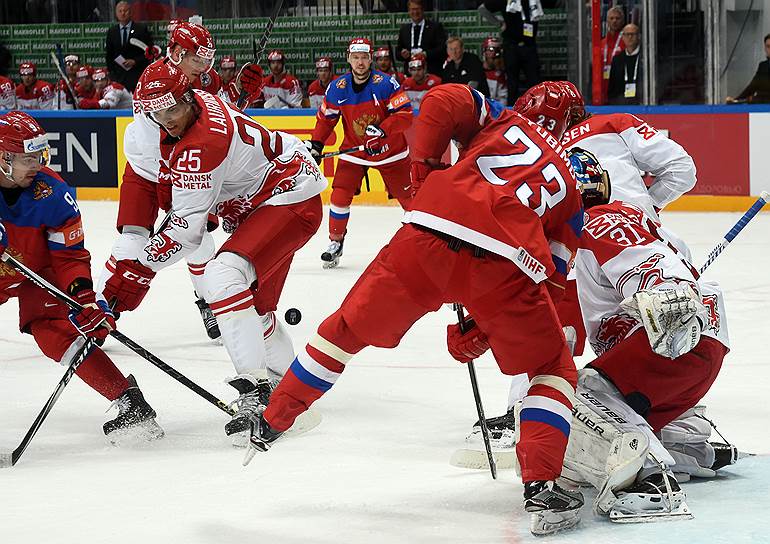 Игроки сборной России Виктор Антипин (слева) и Роман Любимов(в центре) 