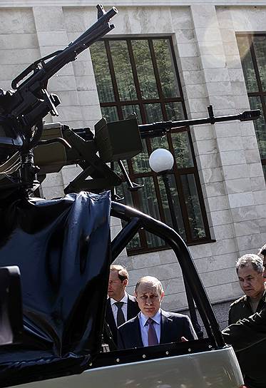 Президент России Владимир Путин с некоторым удивлением рассматривал огромное количество вооружений, вдруг окруживших его резиденцию