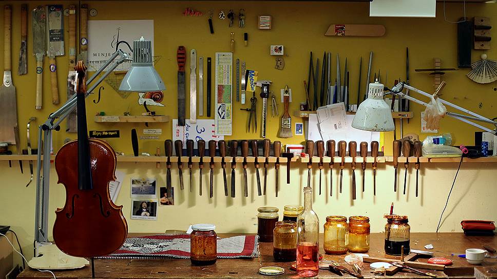 Скрипка на рабочем столе Эдгара Русса — австрийца, переехавшего в Кремону на обучение подмастерьем в 1984 году
