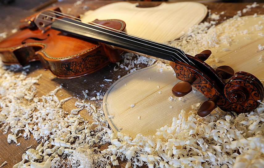Одна из скрипок, сделанных в мастерской «Антонио Страдивари»