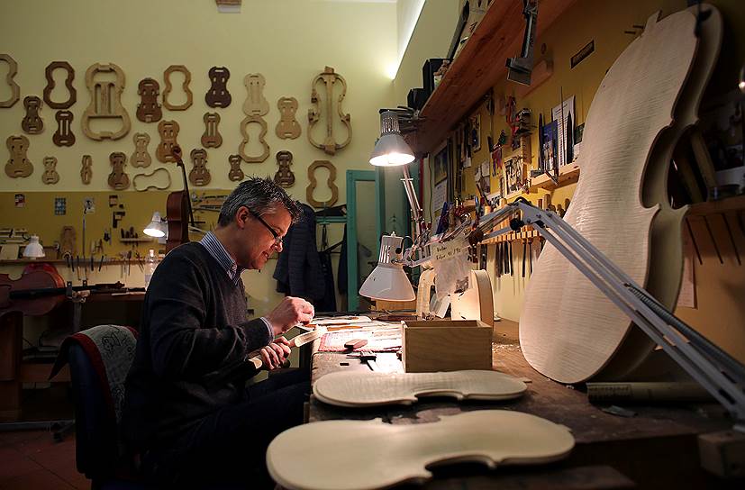 Эдгар Русс работает над скрипкой в своей мастерской 