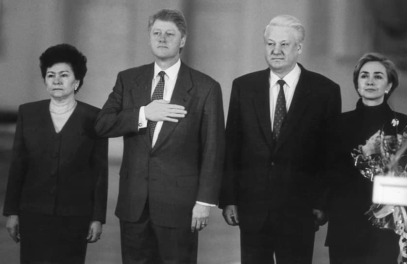 «Всем бы хотелось, чтобы я сидела дома, пекла оладьи и подавала чай»
&lt;br>После переизбрания Билла Клинтона на второй президентский срок в ноябре 1996 года и краха амбициозных планов провести революцию в американской медицине Хиллари отошла в сторону от политических баталий и стала работать на более традиционный образ первой леди
&lt;br>На фото: Билл Клинтон (второй слева), президент России Борис Ельцин и супруги глав государств Наина Ельцина (слева) и Хиллари Клинтон