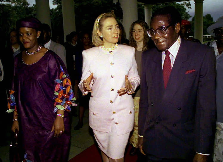 «Выход из нищеты должен начинаться в голове»
&lt;br>За восемь лет в качестве первой леди Соединенных Штатов Хиллари Клинтон встречалась со многими лидерами государств, представителями бизнеса и общественными деятелями
&lt;br>На фото: c президентом Зимбабве Робертом Мугабе, 1997 год
