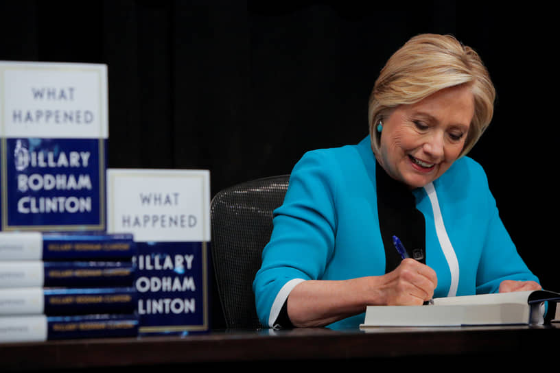 В сентябре 2017 года Хиллари Клинтон выпустила книгу «Что произошло» (на фото), посвященную ее участию в президентской гонке. В том же году она объявила о создании политической группы Onward Together с целью поощрять стремление людей участвовать в политике и противостоять администрации Дональда Трампа