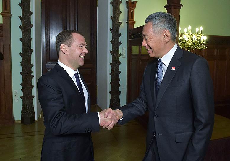 Премьер-министр России Дмитрий Медведев (слева) и премьер-министр Сингапура Ли Сянь Лун 