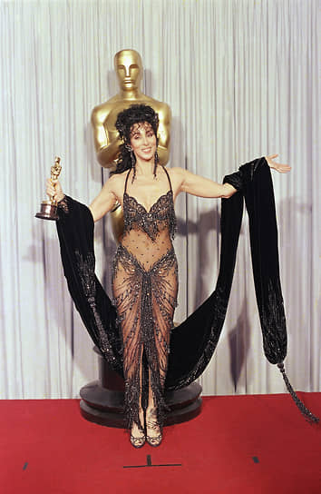 Впоследствии Шер была удостоена еще нескольких кинонаград. В 1985 году певица получила приз Каннского фестиваля за роль в фильме Питера Богдановича «Маска», а в 1988-м — «Оскар» за лучшую женскую роль в фильме «Власть луны»