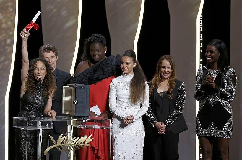Режиссер Уда Беньямина получила награду в номинации «Золотая камера» за лучший дебютный полнометражный фильм «Божественные»