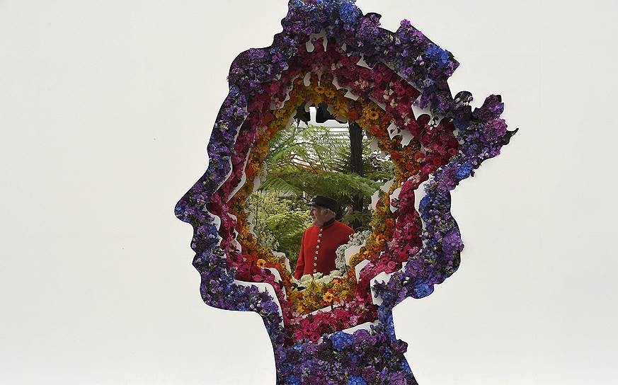 Лондон, Великобритания. Выложенный из цветов портрет королевы Елизаветы II на ежегодном шоу цветов в Челси