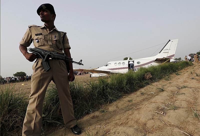 Нью-Дели, Индия. Сотрудник силовых структур Индии возле места экстренной посадки чартерного самолета