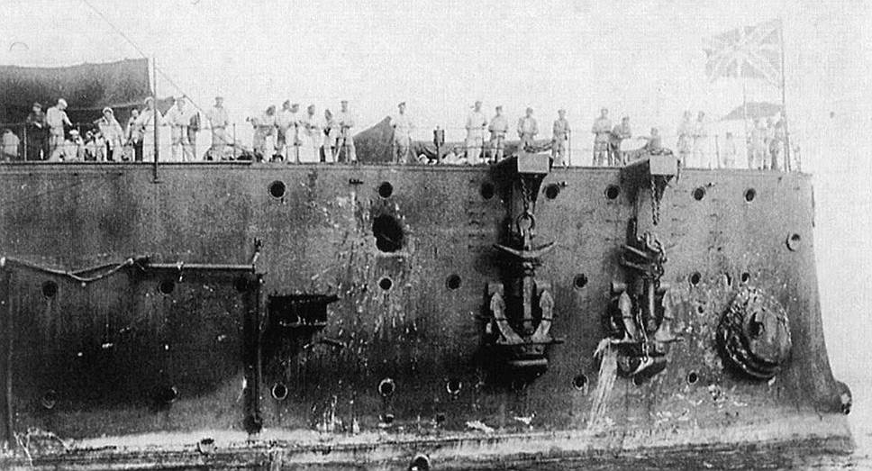 Корабль серьезно пострадал от японских орудий: по крейсеру было нанесено десять ударов, несколько отсеков было затоплено, пушки оказались полностью выведены из строя, судно было полностью охвачено огнем. Тем не менее корабль выдержал бой до конца. В 1906 году он вернулся назад в балтийские воды, где стал учебным судном морского корпуса