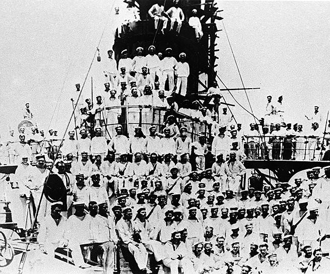 В июле 1903 года крейсер вошел в строй боевых кораблей российского флота. Изначально «Аврора» создавалась для усиления Порт-Артурской эскадры в Тихом океане, где на тот момент назревал военный конфликт с Японией, и по боевым характеристикам не считалась выдающимся кораблем &lt;br>На фото: команда крейсера «Аврора»