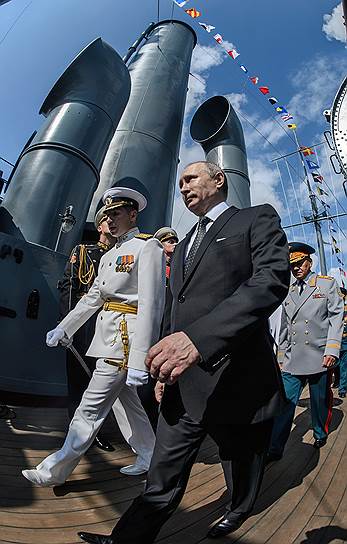 После реставрации и возвращения крейсера на место стоянки его посетил в ходе рабочей поездки президент России Владимир Путин (в центре) вместе с министром обороны Сергеем Шойгу (справа)