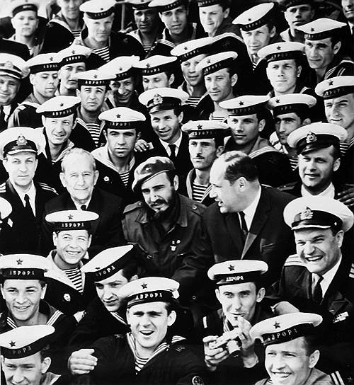В 1956 году на легендарном крейсере открыли музей, состоявший из 6 залов, где были выставлены более 500 экспонатов, в том числе уникальные фотографии, подлинные боевые снаряды и разные корабельные предметы. За годы существования музея его помещения осмотрели не менее легендарные личности: космонавт Юрий Гагарин, бывший кубинский лидер Фидель Кастро (на фото в центре), экс-премьер Великобритании Маргарет Тэтчер и другие