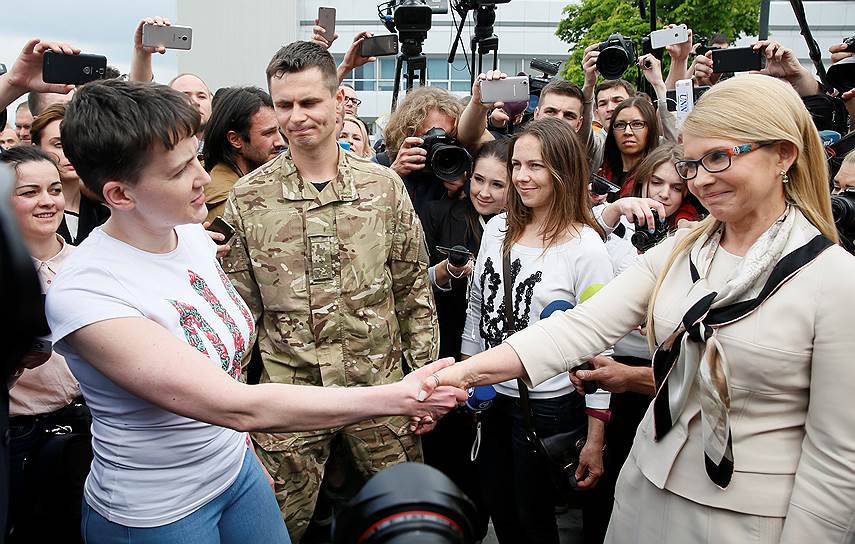 Надежда Савченко и Юлия Тимошенко в аэропорту Борисполь