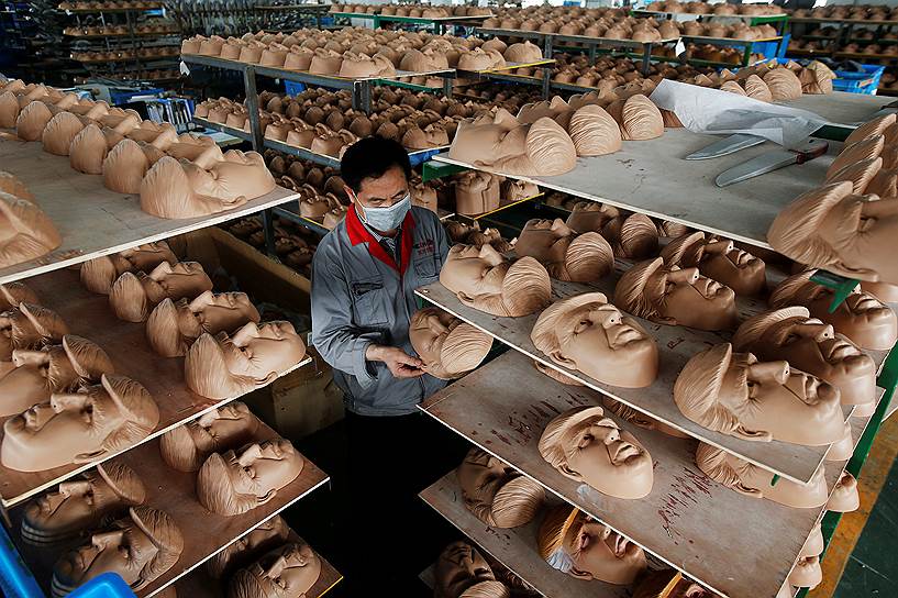 Цзиньхуа, Китай. Китайские рабочие производят маски вероятного кандидата в президенты США от Республиканской партии Дональда Трампа